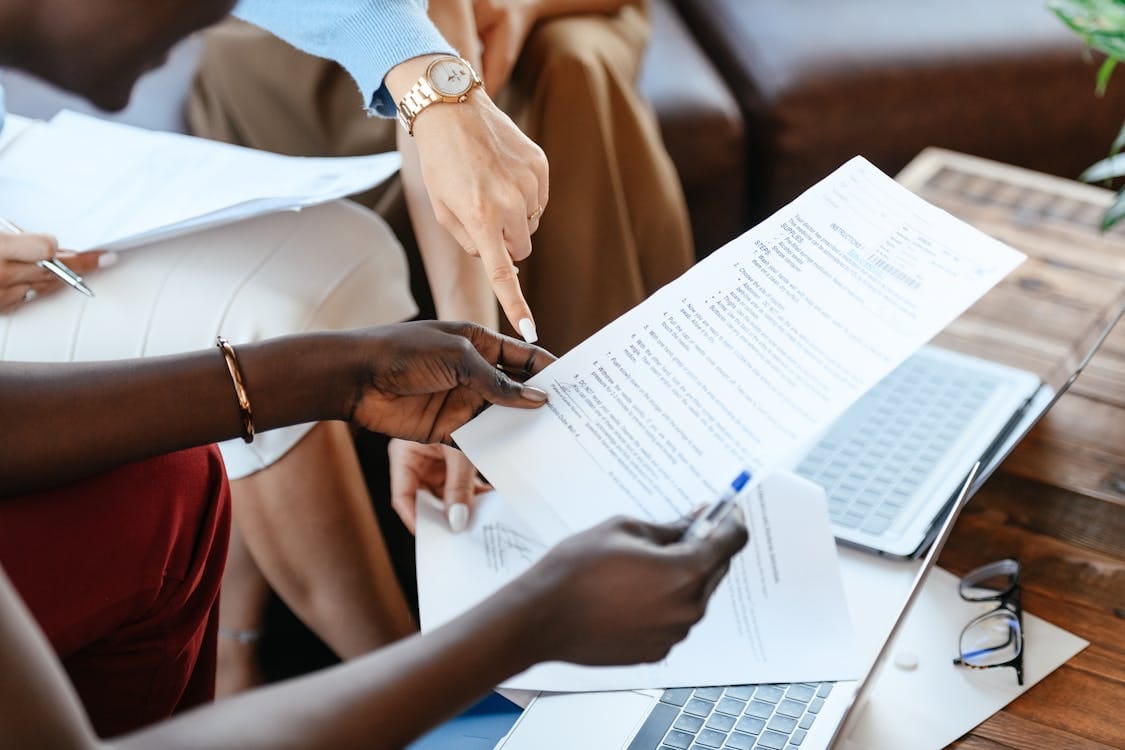 Ecran d'ordinateur avec interface d'accessibilite numerique
