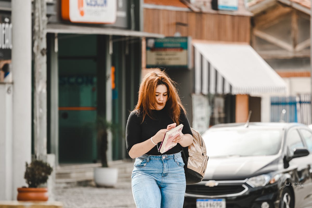 Femme consultant son smartphone en marchant dans la rue